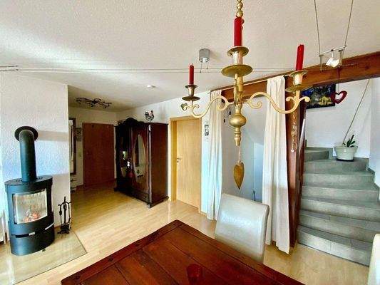 Flur, Treppenbereich und Wohnzimmer