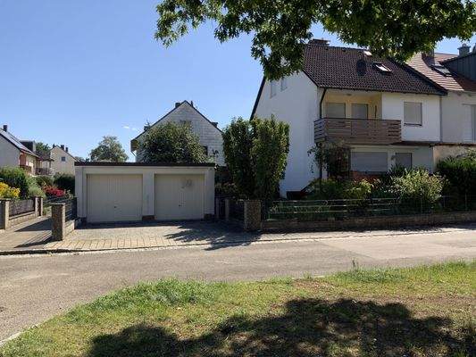 Großes Doppelhaus mit Doppelgarage