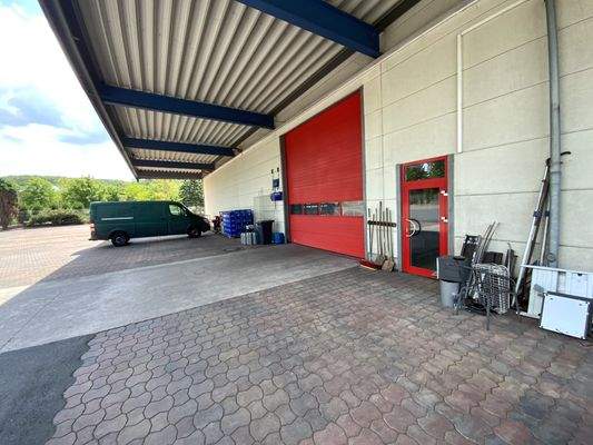 Überdachter Anlieferungsbereich mit Gebäudezugang