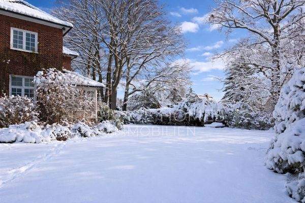 Ansicht Villa und Grundstück im Schnee
