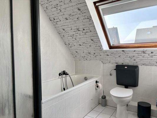 Tageslicht-Bad mit Dusche und Wanne