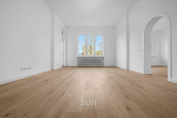 Lichtdurchflutetes Wohnzimmer mit Waldblick