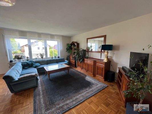 Wohnzimmer mit Zugang zum Balkon