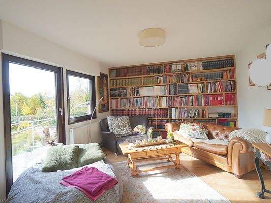 Wohnzimmer mit bodentiefen Fenstern