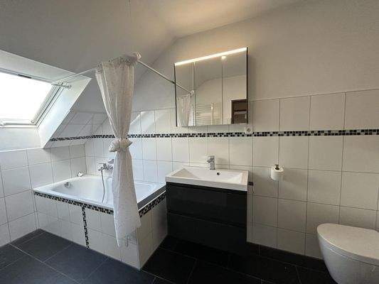 Bad mit Wanne und Dusche