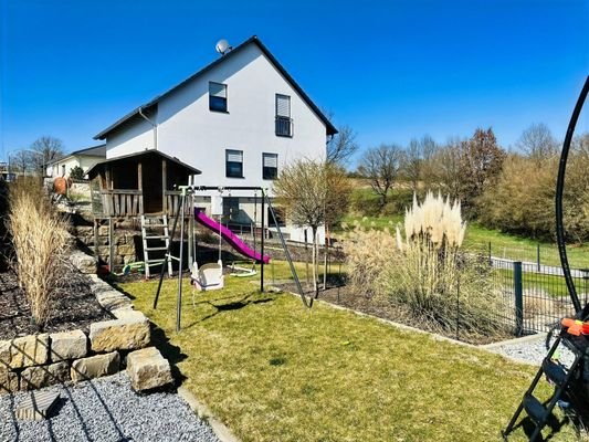 Gartenanlage mit zwei Ebenen