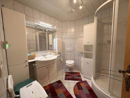 innenliegendes Badezimmer mit Dusche