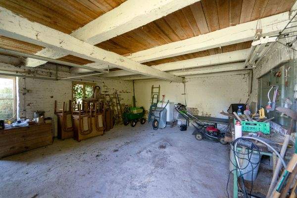 Große Garage mit Werbereich