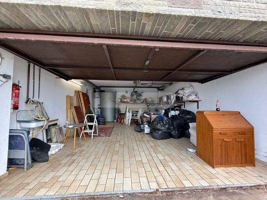 elektrische Doppelgarage mit Zugang ins Haus