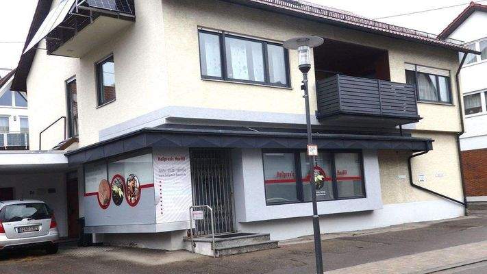 Gebäudefront zur Straße