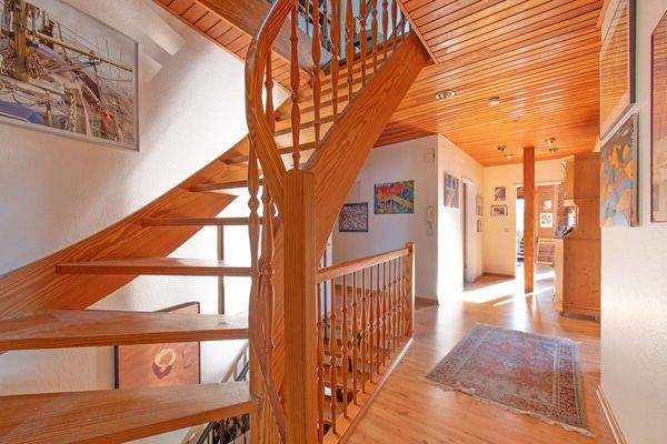 Offenes Treppenhaus mit Zugang zum Dachgeschoss