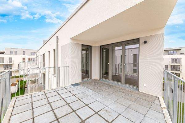 großzügiger, überdachter Balkon