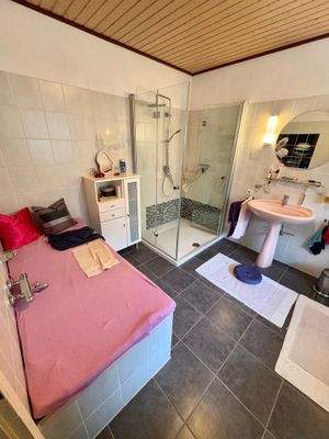 Das Vollbad im Erdgeschoss