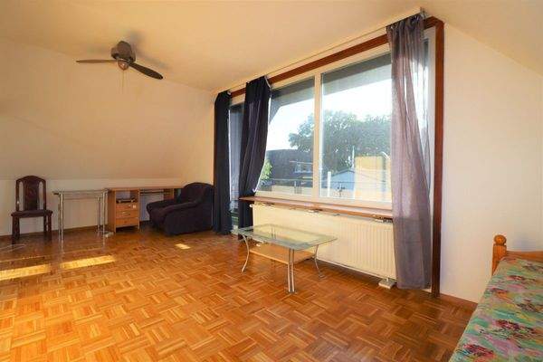 Wohnzimmer mit Balkon (OG)