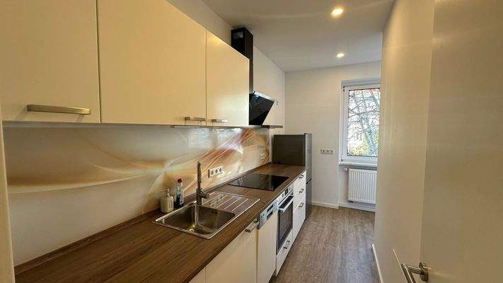 Küche mit Einbauküche und Geräten