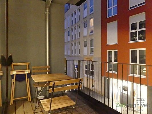 Balkon-City-Feeling am Abend