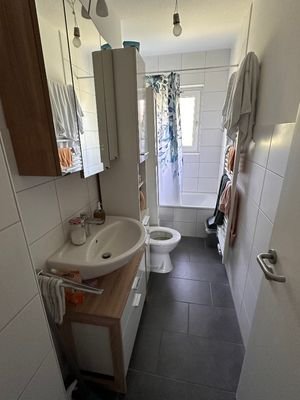 Tageslichtbad mit Wanne und WC.jpg