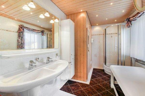 Impression Bad mit Wanne, Dusche und Sauna