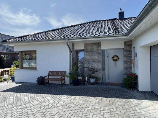 gepflasterte Einfahrt und Ansicht Haupteingang