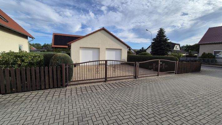 Garagenansicht mit Zufahrt