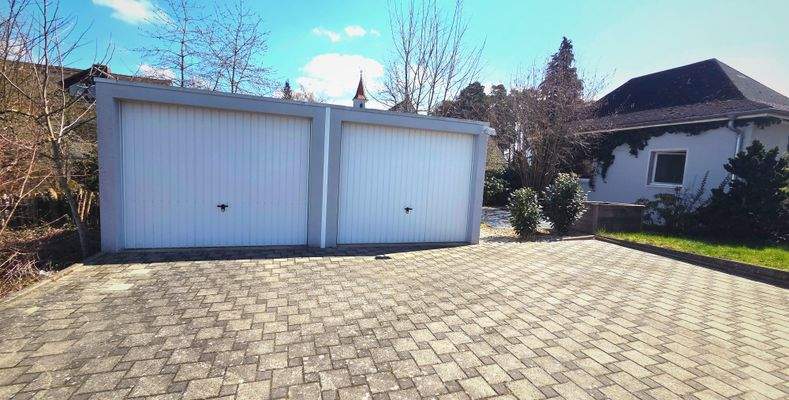 Doppelgaragen mit Übergröße und Nebengebäude
