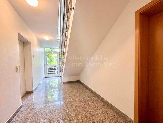 2984 Treppenhaus und Weg zum Garten 