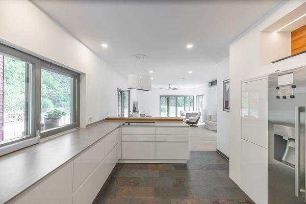 Offene, hochwertige Küche