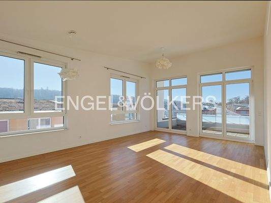 Lichtdurchfluteter Wohn-/Essbereich mit großem Balkon