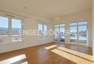 Lichtdurchfluteter Wohn-/Essbereich mit großem Balkon