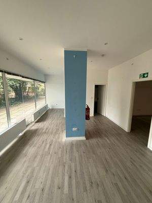 Leerer Raum mit Fensterfront