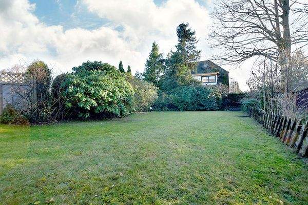 Hinter dem Haus finden Sie diesen herrlichen Garten ...