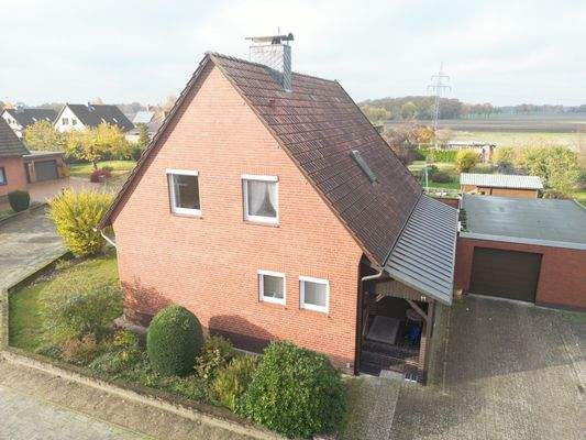 Giebelseite und Eingangsbereich