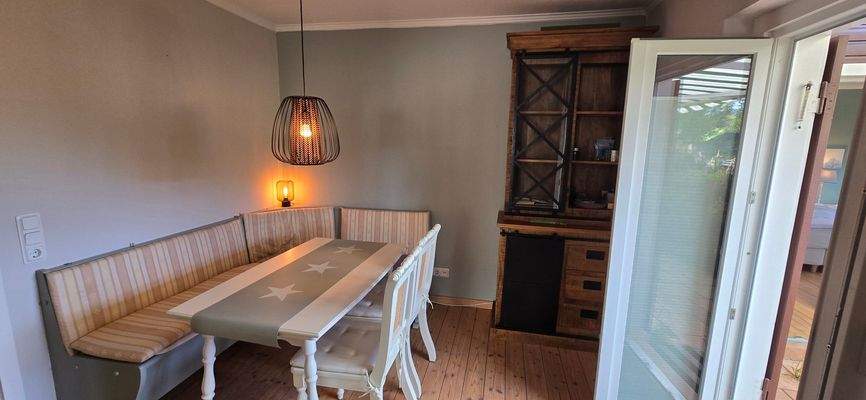 9. Esszimmer mit Zugang zur Terasse.jpg