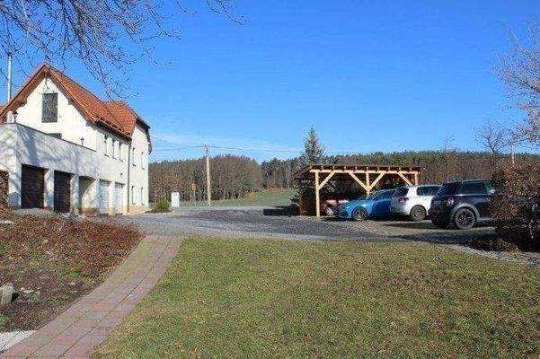 Stellplätze für Besucher und Doppelcarport