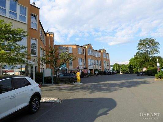Zahlreiche Parkplätze vor dem Gebäude