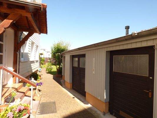 Nebengelass und Durchgang zum Garten