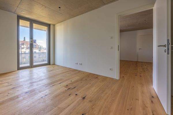 Masterschlafzimmer mit bodentiefen Fenster zum Balkon - HERDERGÄRTEN 1.3.2