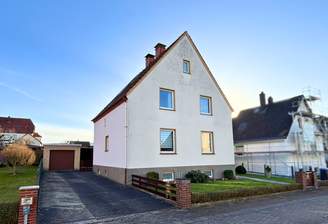 Hausfront mit Garage