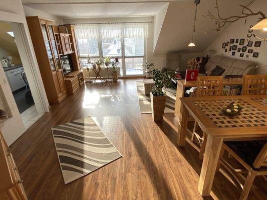 Geräumiges, lichtdurchflutetes Wohnzimmer