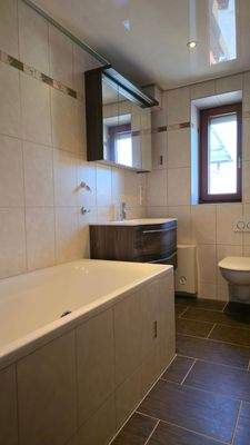 Bad mit Fenster zum Innenhof