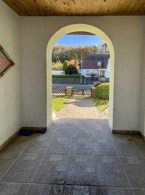 Blick-aus-dem-Vorhaus