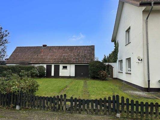 Nebengebäude mit Garage