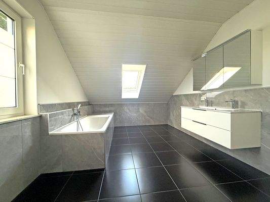Großes Tageslichtbad mit Wanne im Obergeschoss