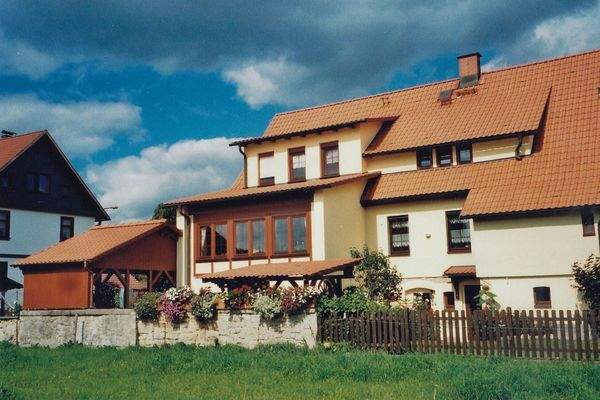 Blick vom Garten aus auf das WH mit Wintergarten