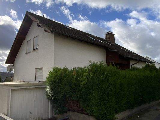 Straßenansicht mit Garage