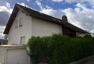 Straßenansicht mit Garage