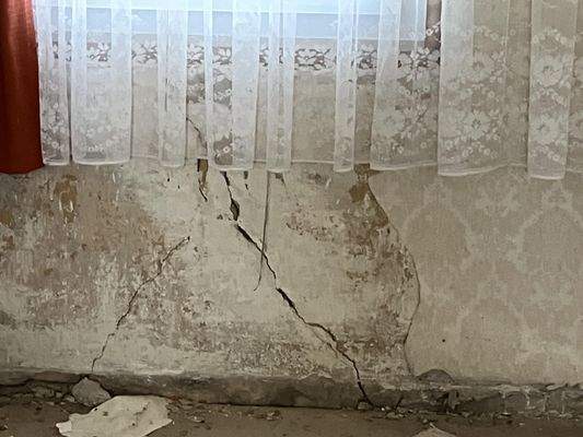 Obergeschoss mit Rissen in der Wand