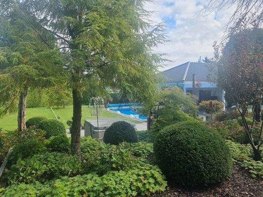 Blick durch den Garten