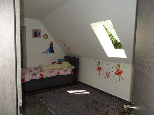 Schlafzimmer 4 OG.jpg