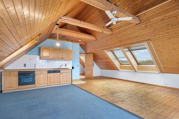 mit hochwertigem Holzboden und solider Einbauküche